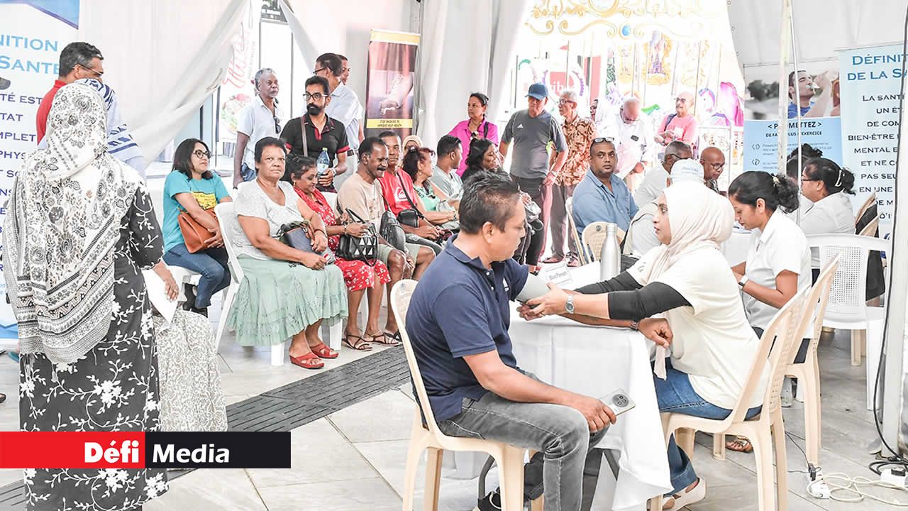 La prise de la tension artérielle a été offerte à tous les visiteurs par les différents prestataires présents lors de cette grande caravane de santé.