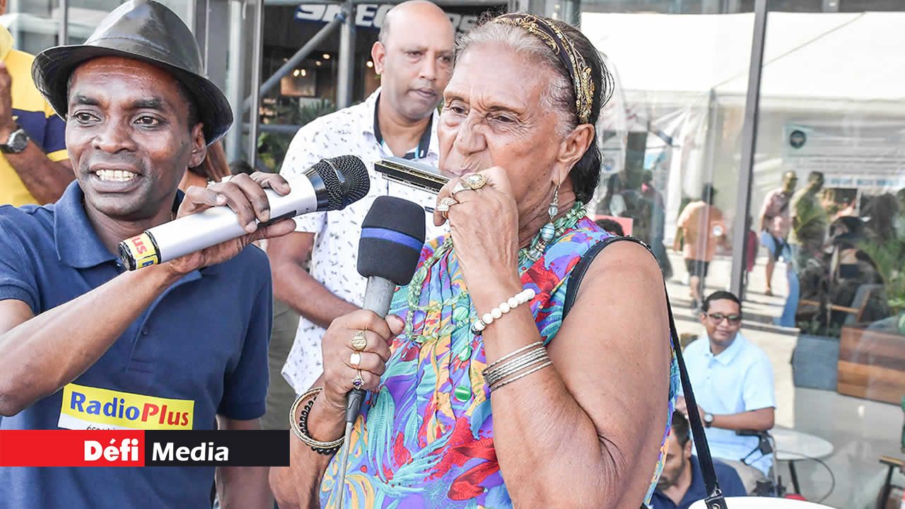 Avec son harmonica, Roselyne Augustin a émerveillé le public en interprétant un air de séga.