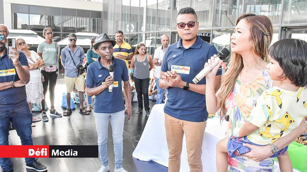 Une présence inattendue : la Junior Minister des Sports, Karen Foo Kune-Bacha, accompagnée de son fils, a souhaité un joyeux anniversaire à Radio Plus. Elle en a également profité pour encourager le public à pratiquer une activité sportive.