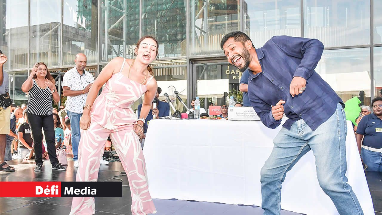 Le couple de Tiktokeurs. Krish et Kovila Chedumbrun, a enflammé la piste en se déhanchant sur une musique Bollywood.