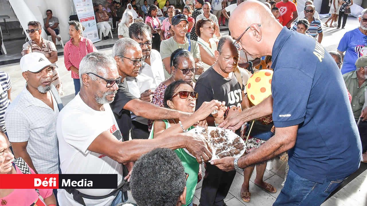 L’animateur Harry Poonoosamy et Kervin, du département Transport, ont partagé le gâteau, pour le plus grand bonheur des fidèles de Radio Plus présents lors de cette journée.