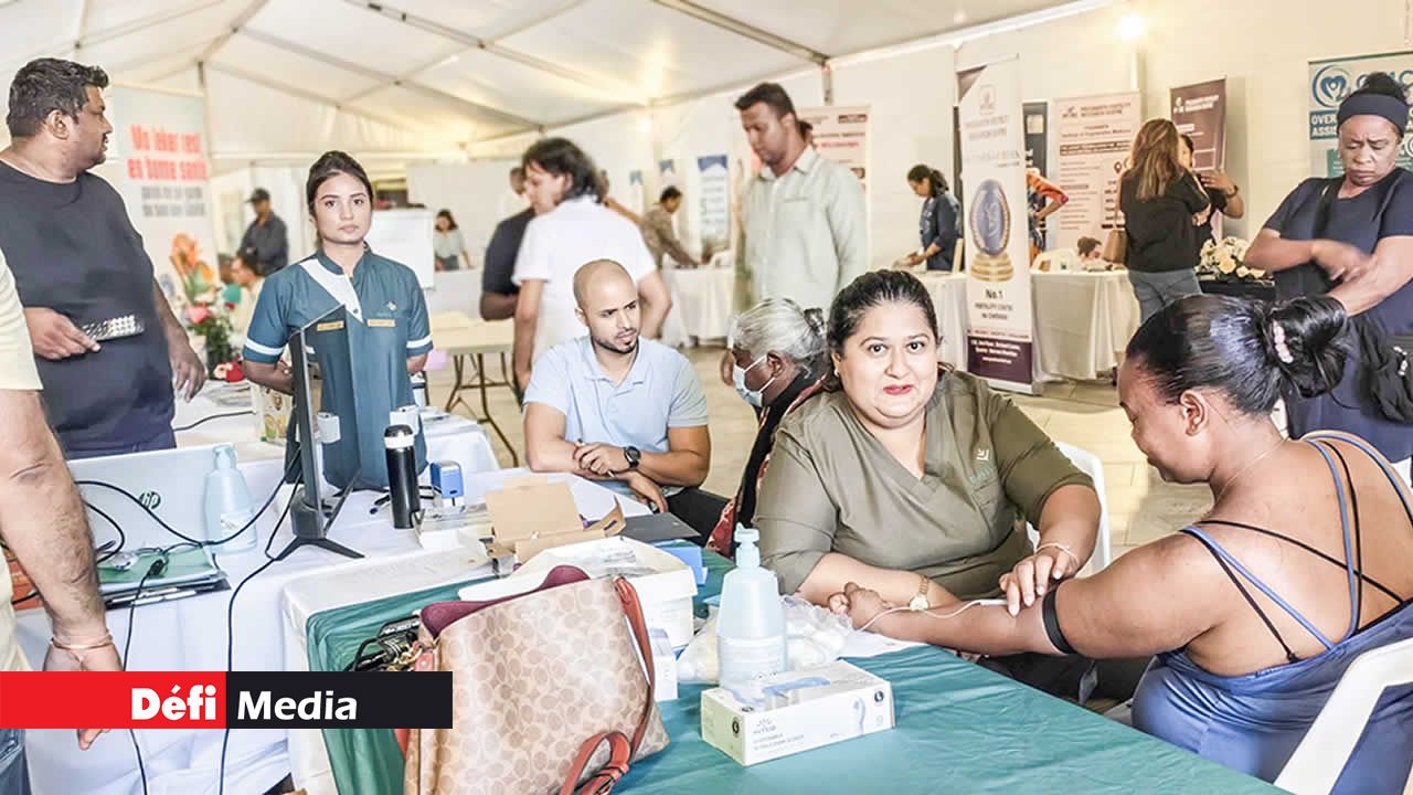 Des tests médicaux complets ont été proposés au public, notamment des prises de sang réalisées par le Royal Green Hospital.