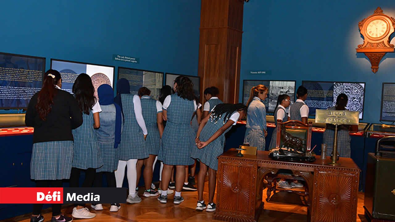 Des élèves du Abdul Hamid Goolam Mahomed Issac SSS en visite au musée de la Banque de Maurice.