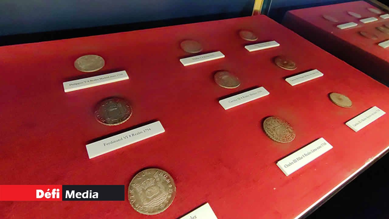 Des pièces de collection sont exposées.