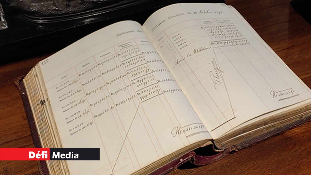 Un livre des comptes datant de 1896 est exposé au musée.