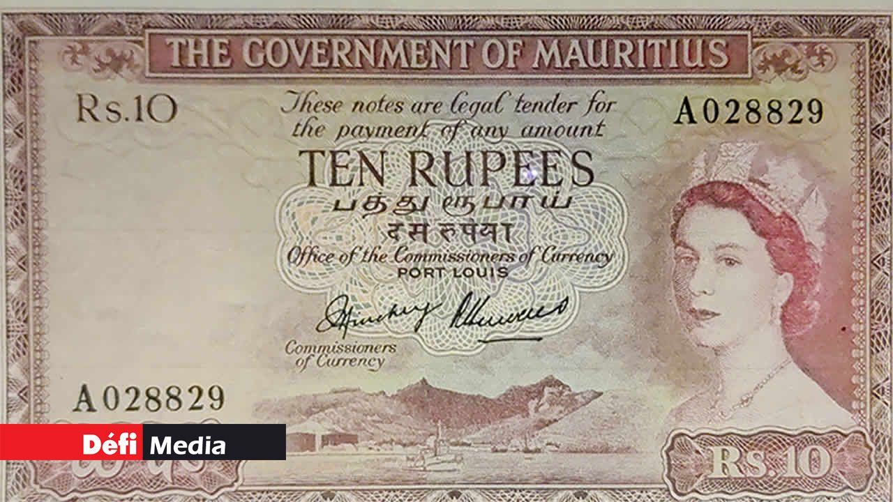 Un billet de banque de 10 roupies sous le règne de la reine d’Angleterre Elizabeth II.