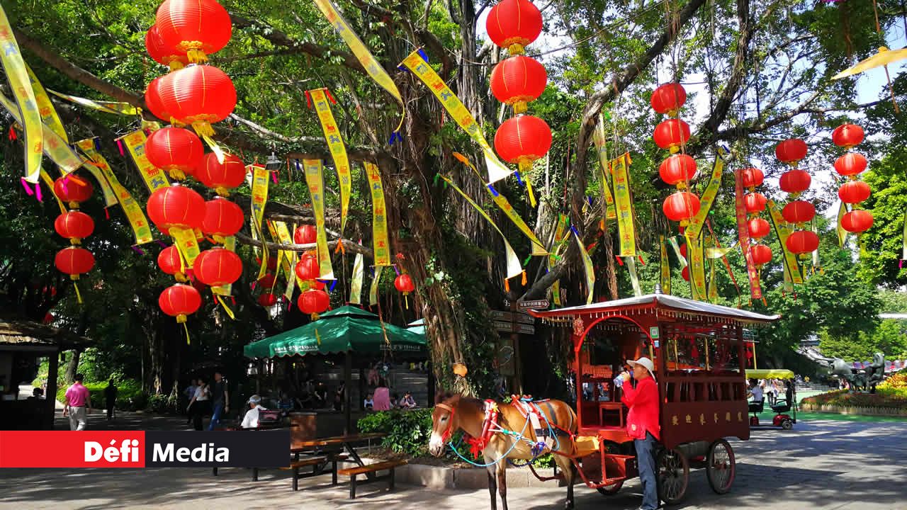 Shenzhen est aussi connue pour ses différents parcs à thème. Le Splendid China Folk Village est l’un des parcs les plus visités. S’étalant sur 30 hectares, le parc fait découvrir aux visiteurs la culture chinoise et les coutumes locales des 24 villages ethniques de Chine. Shenzhen