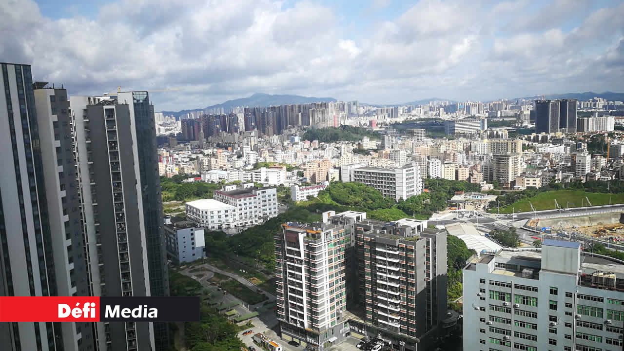 Le nombre impressionnant de gratte-ciel attire investisseurs, hommes d’affaires et touristes. Shenzhen est une ville futuriste passée d’un village de pêcheurs à une zone économique spéciale. En 40 ans, elle s’est transformée à une vitesse exceptionnelle. Shenzhen