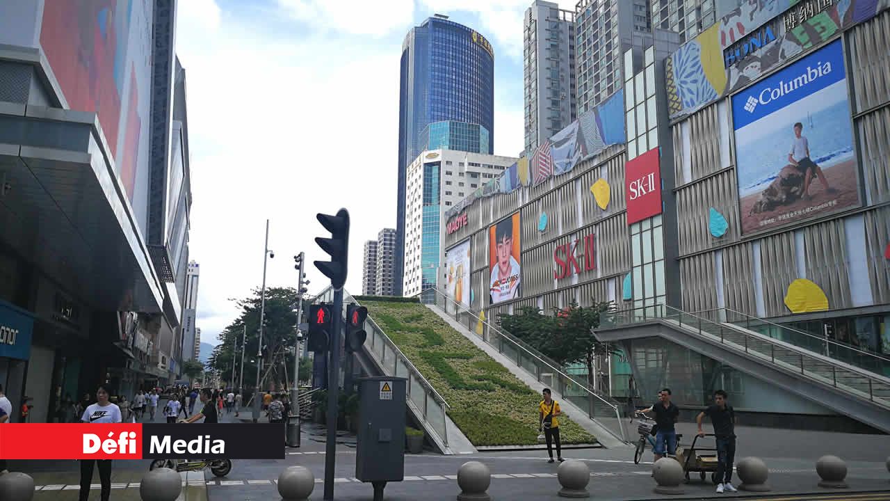 Considérée comme la Silicon Valley de Chine, Shenzhen est une ville où se développe la technologie de pointe. Ici, on se retrouve à la Huaqiangbei Commercial Street, qui est le plus grand marché de l’électronique à Shenzhen. Shenzhen