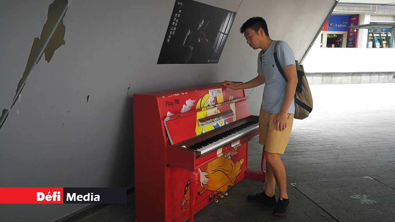 Cette ville très jeune comprend une communauté d’artistes divers. L’aspect culturel repose sur différents événements qui ont lieu continuellement. A Huaqianbei, on retrouve des pianos installés près des stations de métro et le public peut se poser et jouer quelques notes avant de reprendre la route. Shenzhen