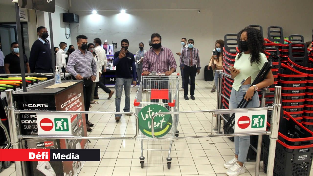 Le coup d’envoi est donné peu après 12h25, à Intermart, Ébène.