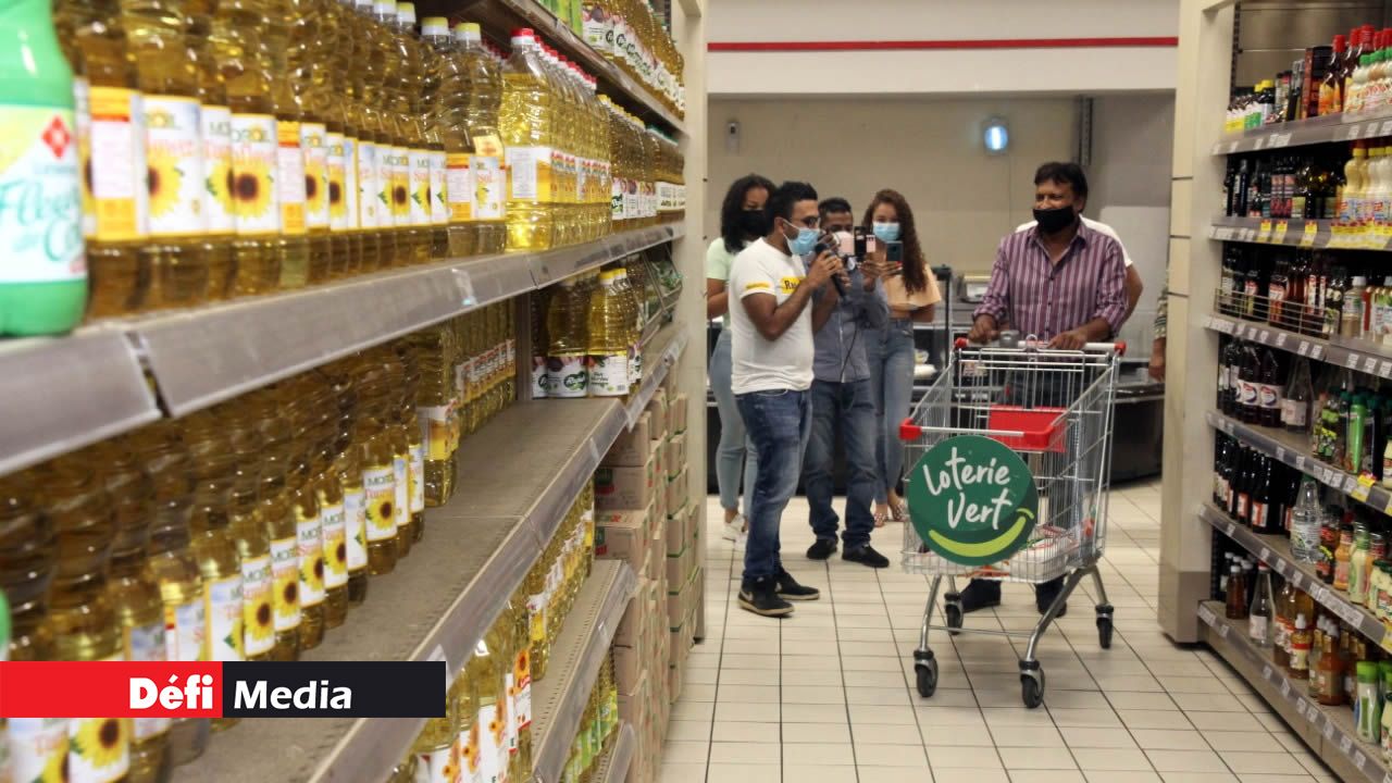 Il a sillonné les rayons sous l’encouragement des autres visiteurs.