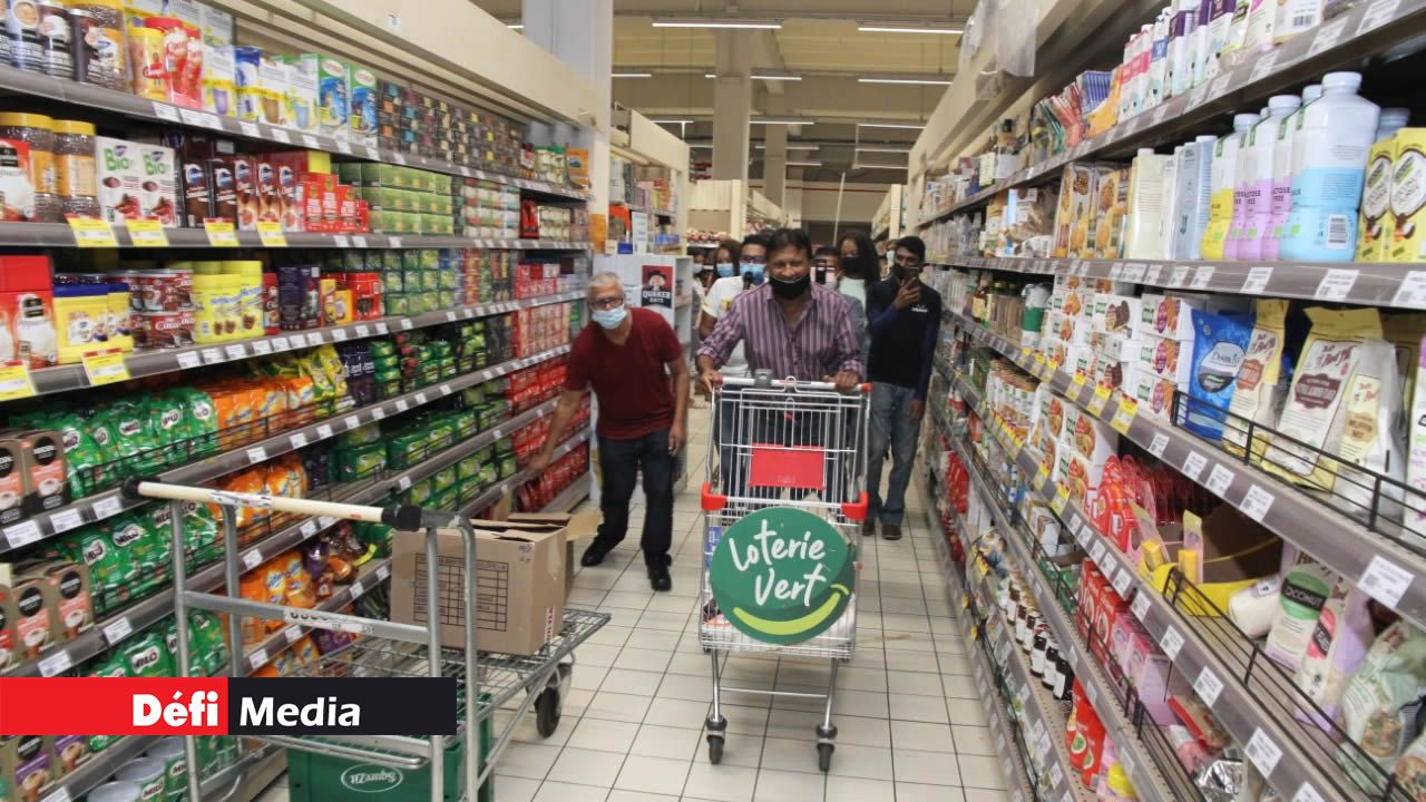 À travers son sourire, Nazeer Abdoola affiche son bonheur de participer au jeu « Rempli to caddie ».