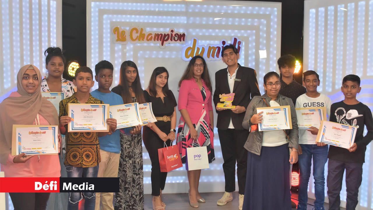 Photo souvenir des participants, du gagnant et des représentants des partenaires offrant le Prix en Or, soit Swapcash et Pop by Bank One.