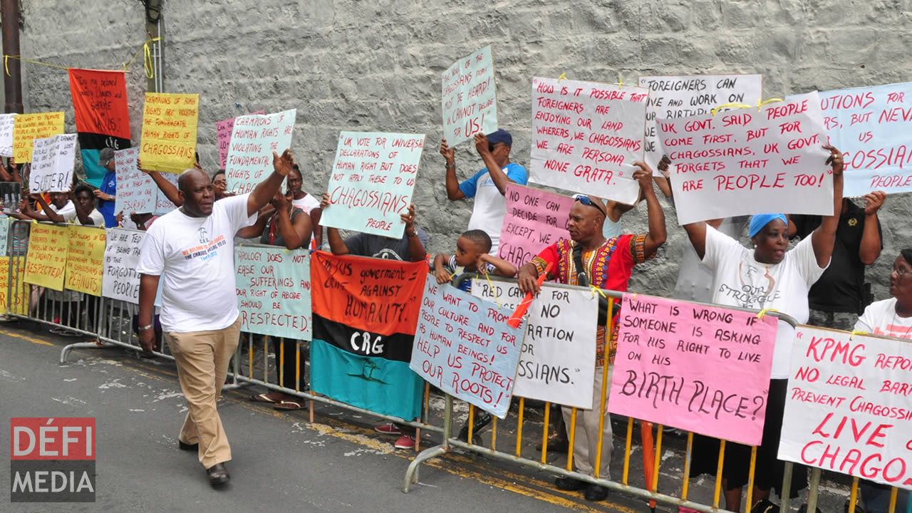 Les Chagossiens manifestant dans les rues de Port-Louis.