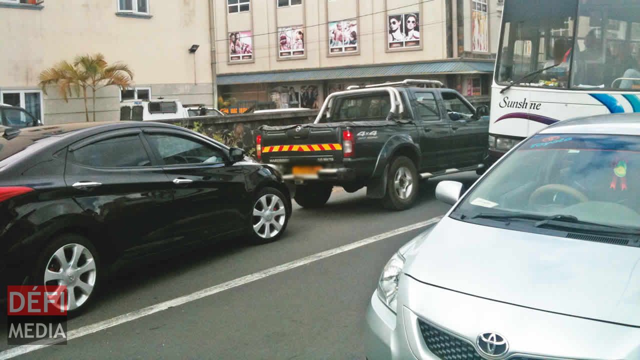 Cafouillage devant un poste de police