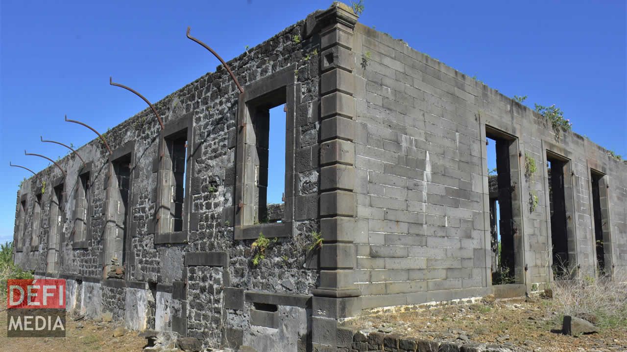 Si ce bâtiment en pierres a résisté au temps, son toit a eu moins de chance… Balade