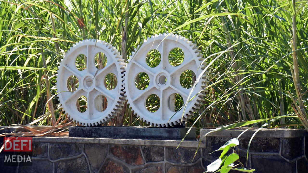 Malgré leur peinture blanche, ces vieilles pièces mécaniques à l’entrée même de Savinia ne trompent personne. On sait qu’elles sont d’époque. Balade