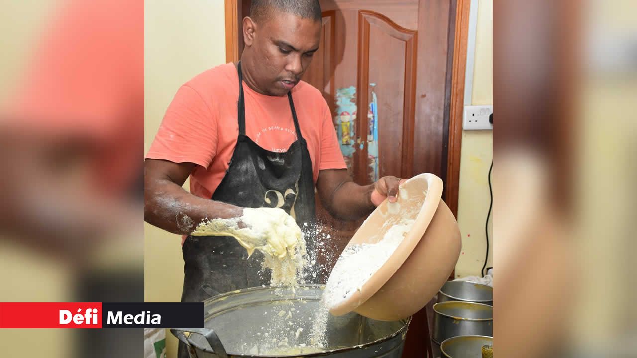 Dans un grand bol, une symphonie d’ingrédients se mêle. Si le mystère de l’origine du gâteau Marie subsiste, chaque composant, de la farine au beurre, des œufs au sucre, est révélé, agrémenté de la douceur des raisins secs et du parfum du mix peel.