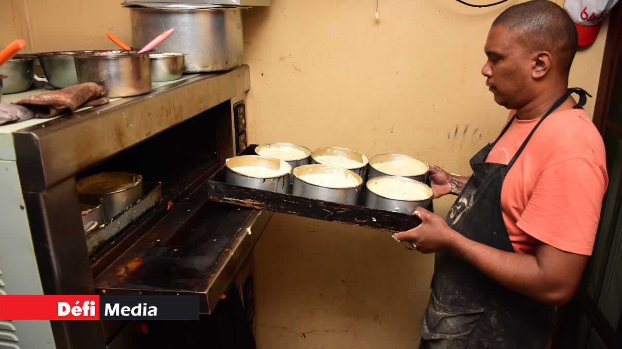 Le mélange homogène est soigneusement versé dans les moules, prêt pour son voyage chaleureux dans le four.
