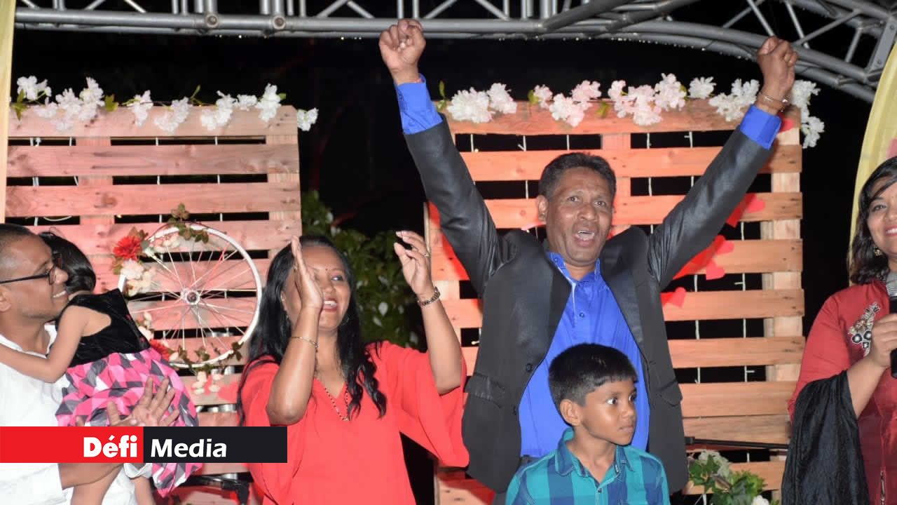 L’inspecteur de police, Jaylall Bhoojawon et son épouse Nirmala remportent, entre autres, une croisière offerte par Atom Travel. “Ce sera la première fois que mon épouse et moi allons effectuer un voyage en couple. Nous allons faire tout notre moyen possible pour pouvoir emmener nos deux fils avec nous. Nous sommes très contents d’avoir pu nous distinguer lors de cette téléréalité organisée par Radio Plus” dit Jay Bhoojawon. Nirmala ajoute que les multiples épreuves leur ont permis de se surpasser. The Reality Show de Radio Plus