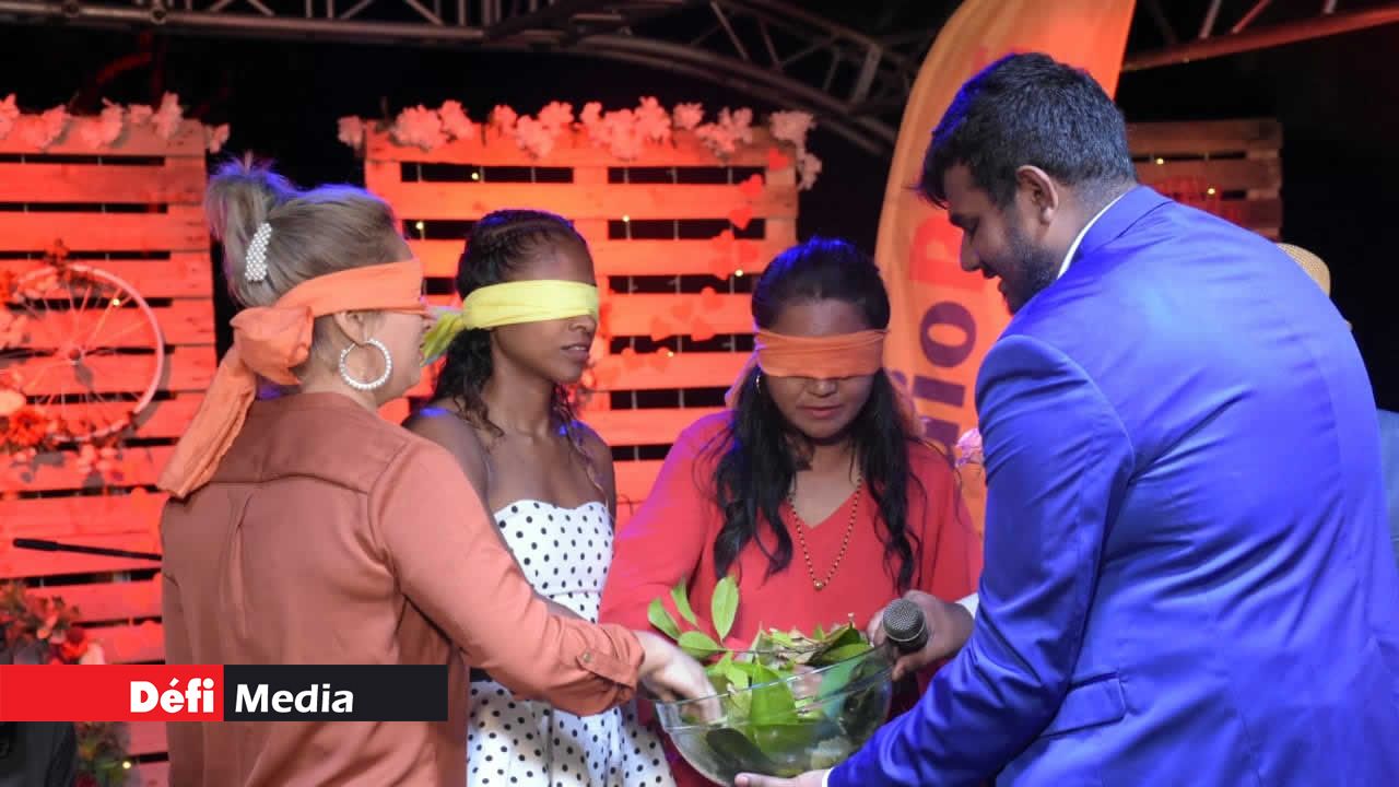 Les trois épouses ont eu à chercher une bague dans un bocal de vers de terre. Shazia l’a remporté. The Reality Show de Radio Plus