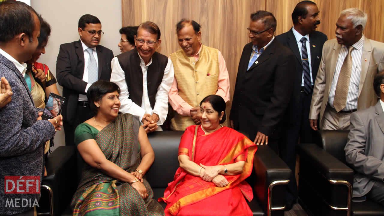 Sushma Swaraj (à dr.) et Leela Devi Dookun-Luchoomun.
