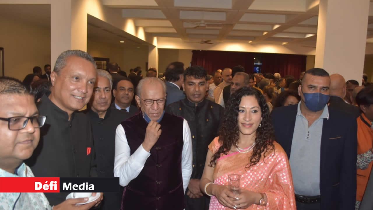 Nandini Singla posant aux côtés du leader du Ptr, Navin Ramgoolam et des élus travaillistes Arvin Boolell, Patrick Assirvaden et Ehsan Juman.