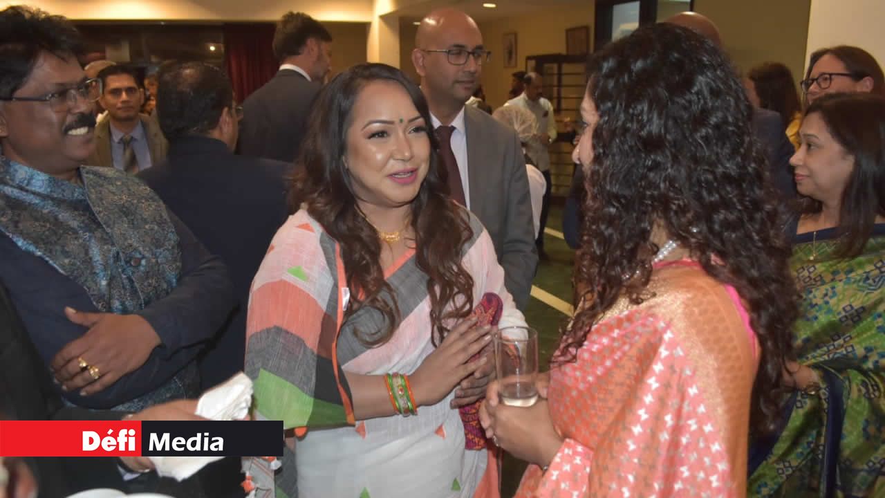 La ministre Kalpana Koonjoo-Shah discutant avec le haut-commissaire de l’Inde à Maurice.