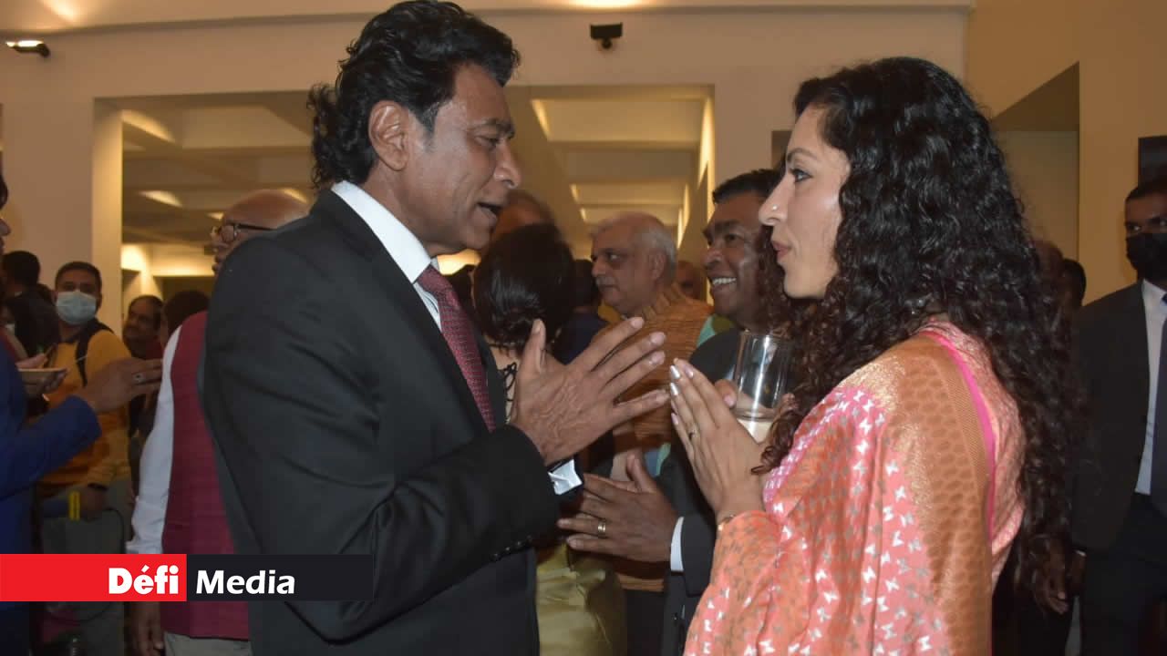 Nando Bodha échangeant quelques mots avec Nandini Singla.