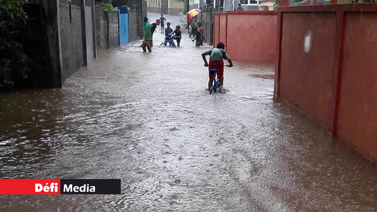 La New Mosque Road, à Chemin-Grenier, par temps de fortes pluies.