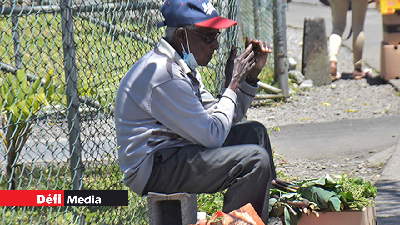 Un marchand gagnant sa vie en vendant des légumes en bordure de route.