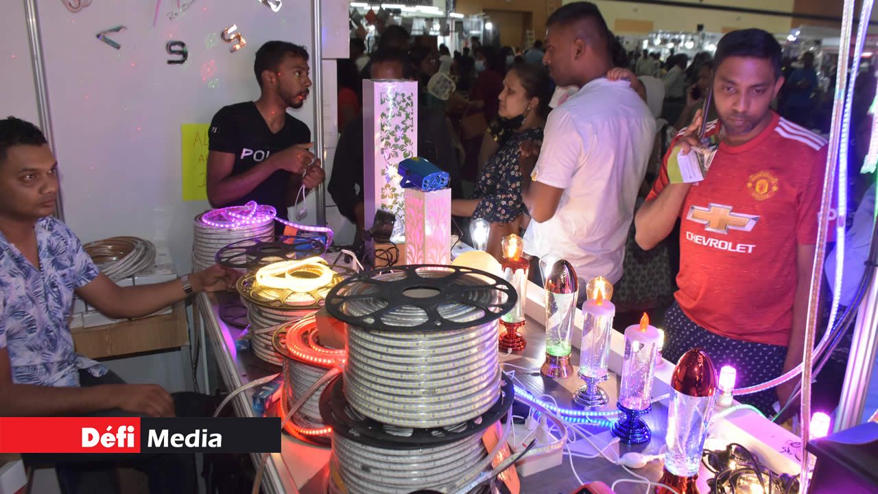 Fabulous Trend met en vente des guirlandes lumineuses pour la fête de Divali.