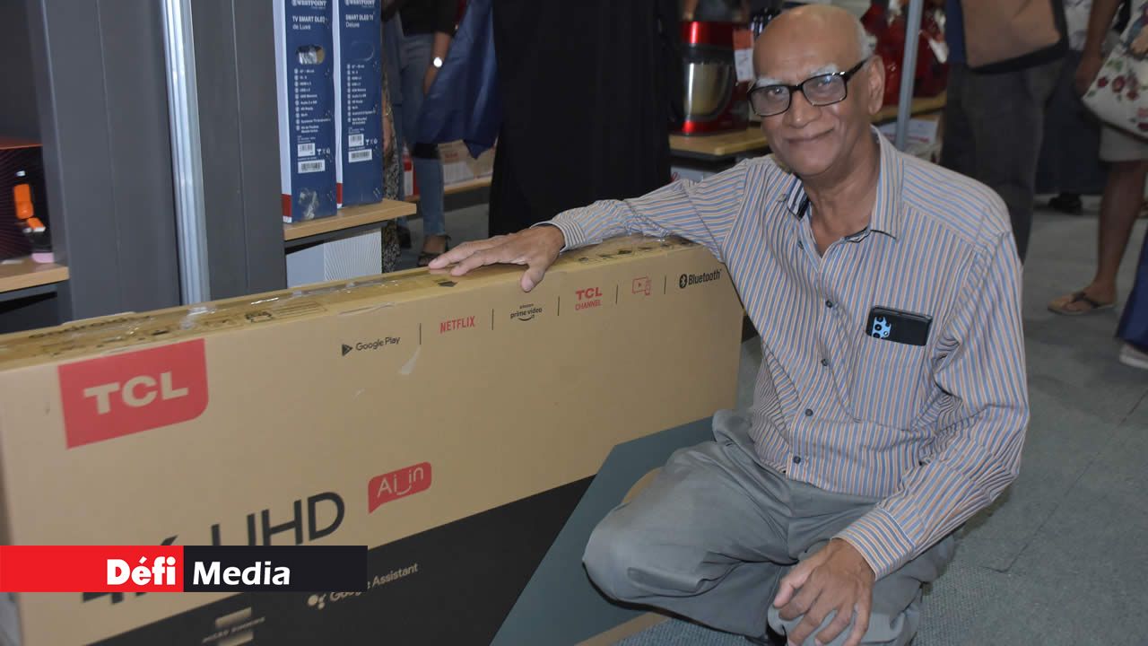 Mahesh Boodhoo s’est fait plaisir avec un téléviseur smart de 43 pouces.