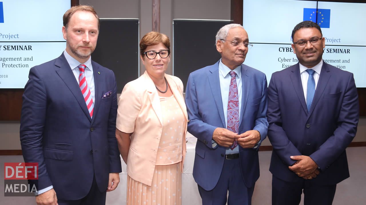 Les orateurs du séminaire « Cyber Resilience for Development (Cyber 4D) Project » avec Vishnu Lutchmeenaraidoo et Yogida Sawmynaden.