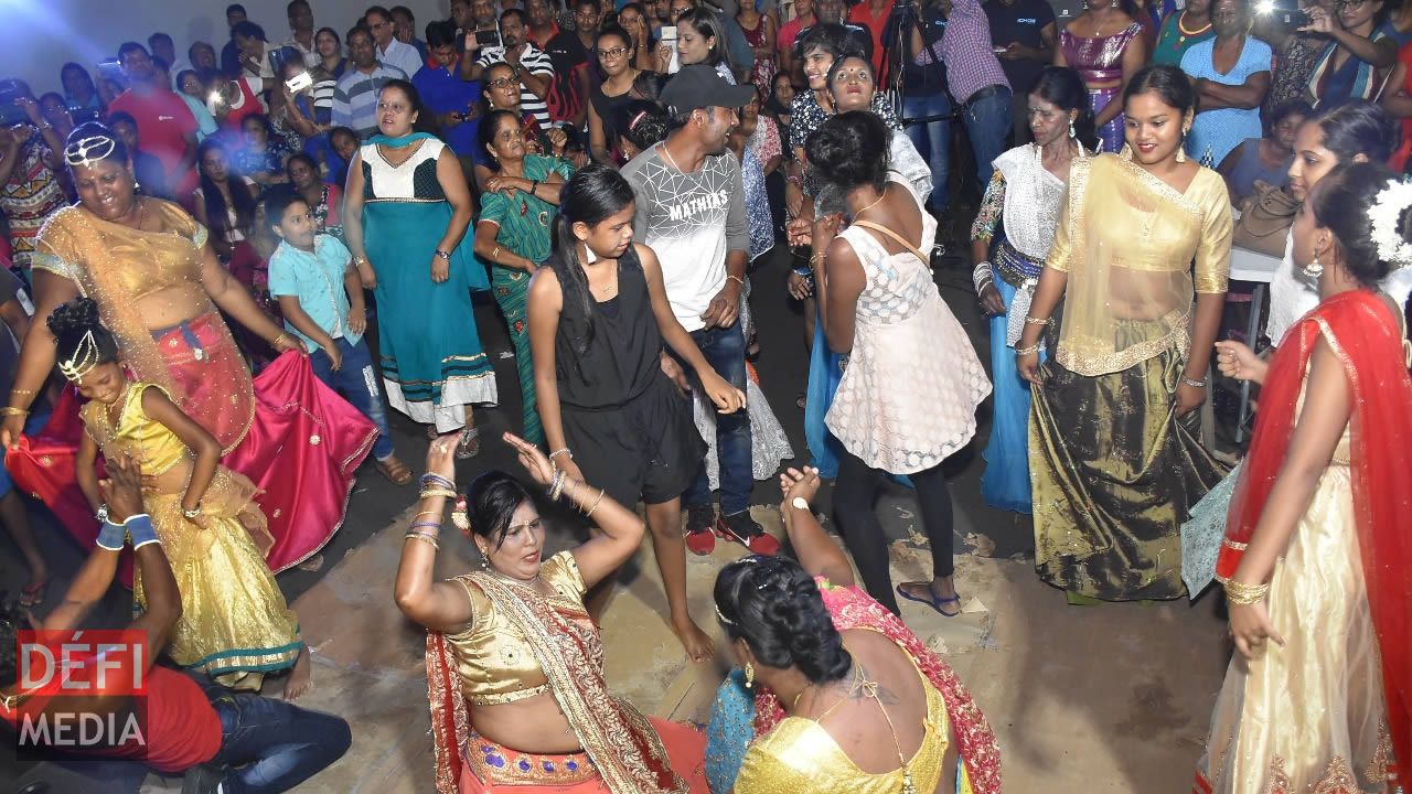 Ambiance folklorique entre le public de Triolet et les groupes de Geet Gawai.