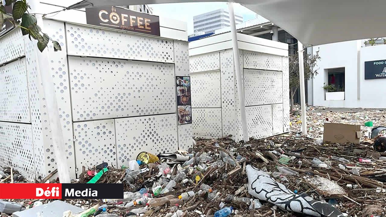 Scène de désolation devant le Coffee Express, à Port-Louis.