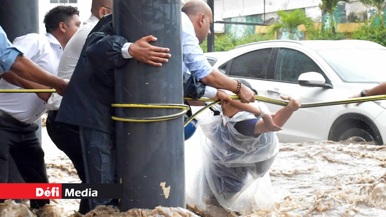 Ken Arian de même que des fonctionnaires à la rescousse des personnes en détresse.