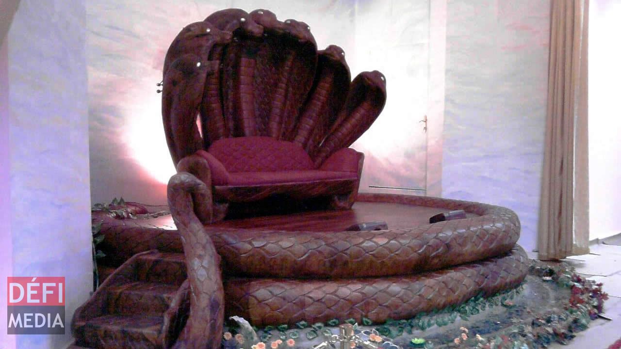 40 tonnes de bois utilisé pour réalisé ce Shresh Nag pour un centre de méditation. Raveen Jahree