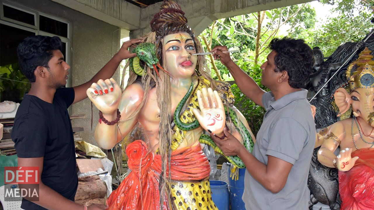 Bhavesh et Raveen travaillant sur des sculptures pour les dévots qui vont converger vers le Ganga Talao. Raveen Jahree