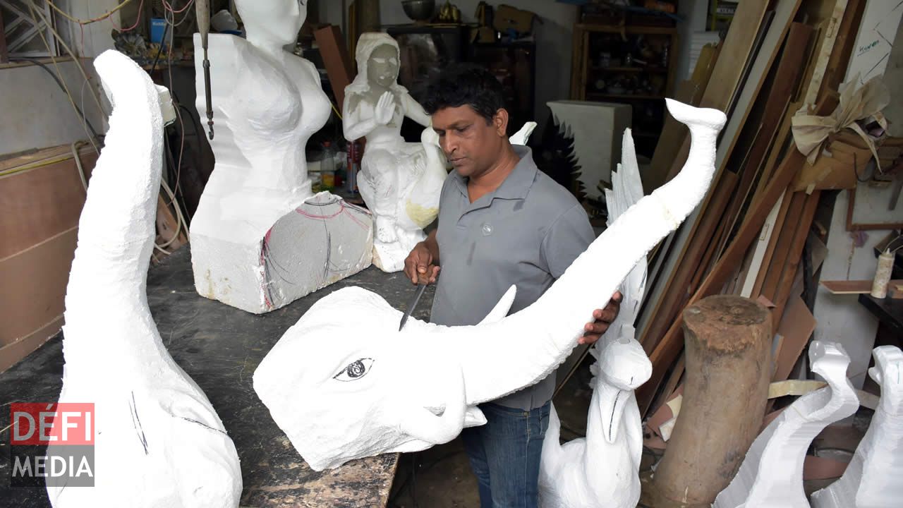 Des maquettes à base de polystyrène sont fabriquées pour donner la forme du produit fini. Raveen Jahree