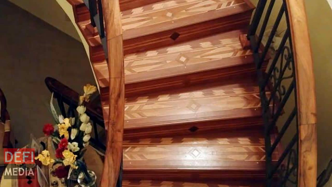 Des escaliers en bois. Raveen Jahree