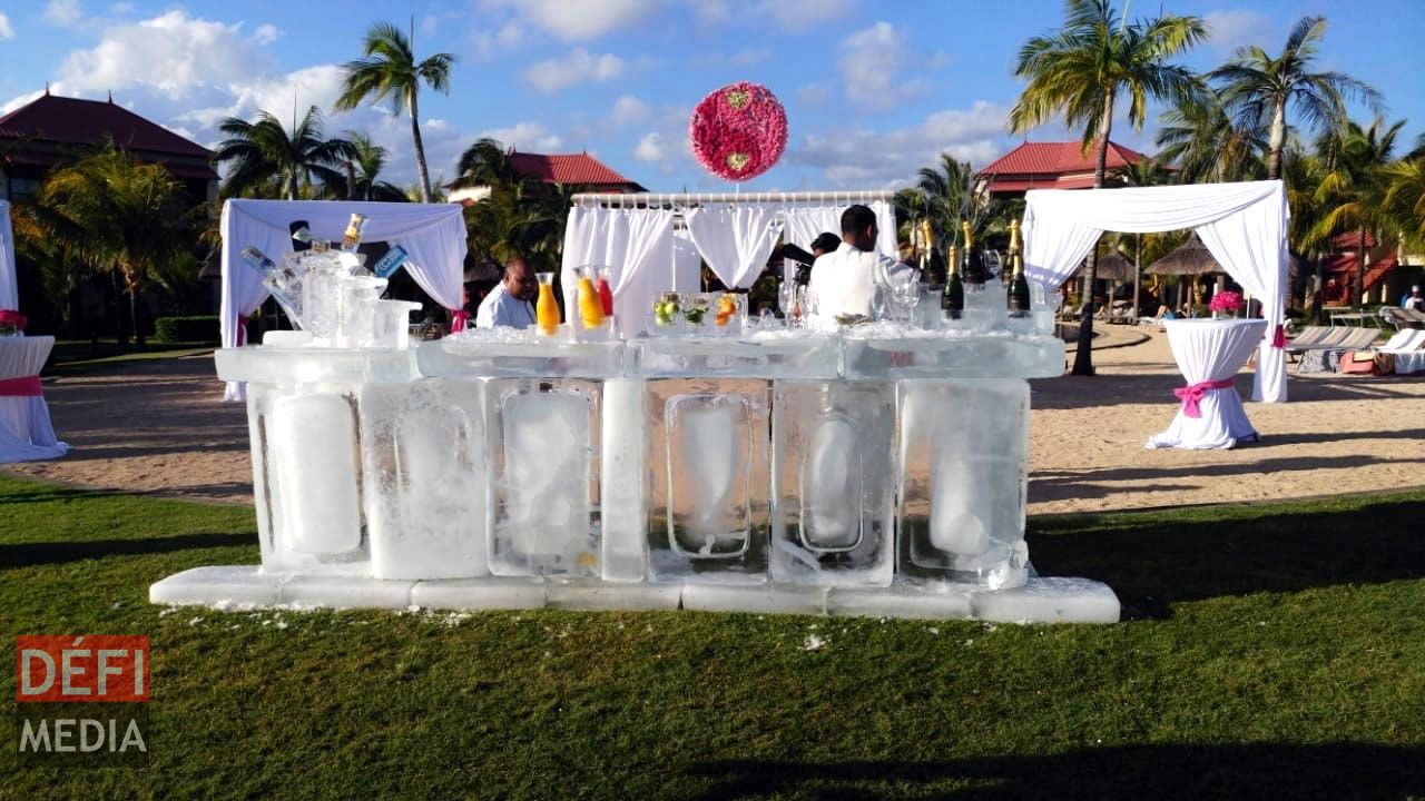 Une table en glace. Raveen Jahree