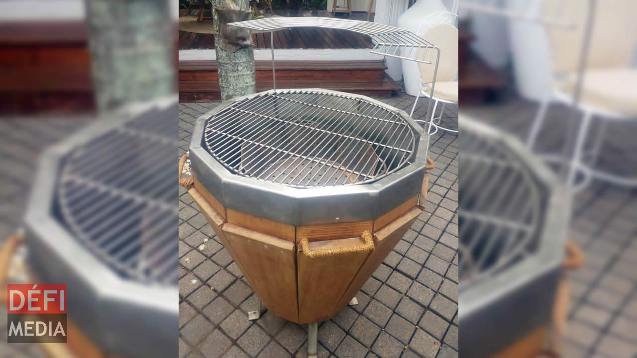 Un équipment pour faire des grillades, fait en inox et en bois très décoratif. Raveen Jahree