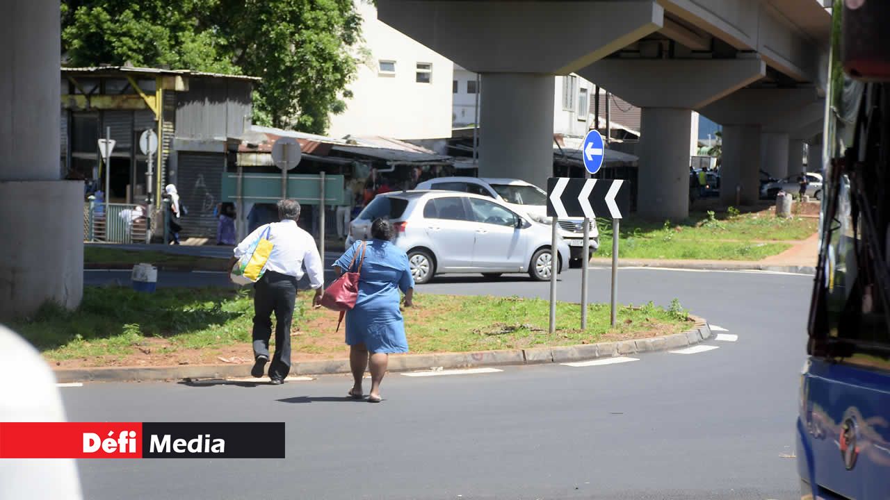 Des personnes peu soucieuses de leur sécurité traversent n’importe où. villes-soeurs