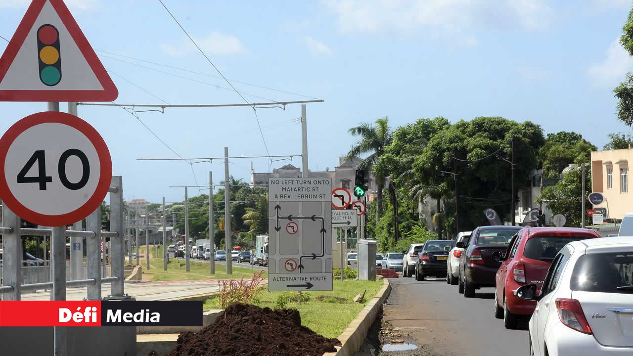 Des panneaux de signalisation assez confus à une intersection où passe le Metro Express. villes-soeurs