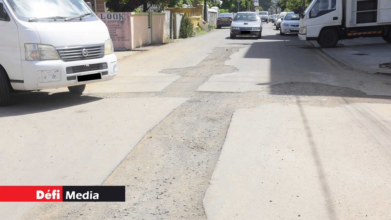 Rue La Reine, la route est dans un mauvais état. villes-soeurs