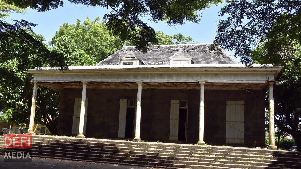 Le château Bénarès, aussi désert qu’une maison hantée. Au mépris de l’Histoire