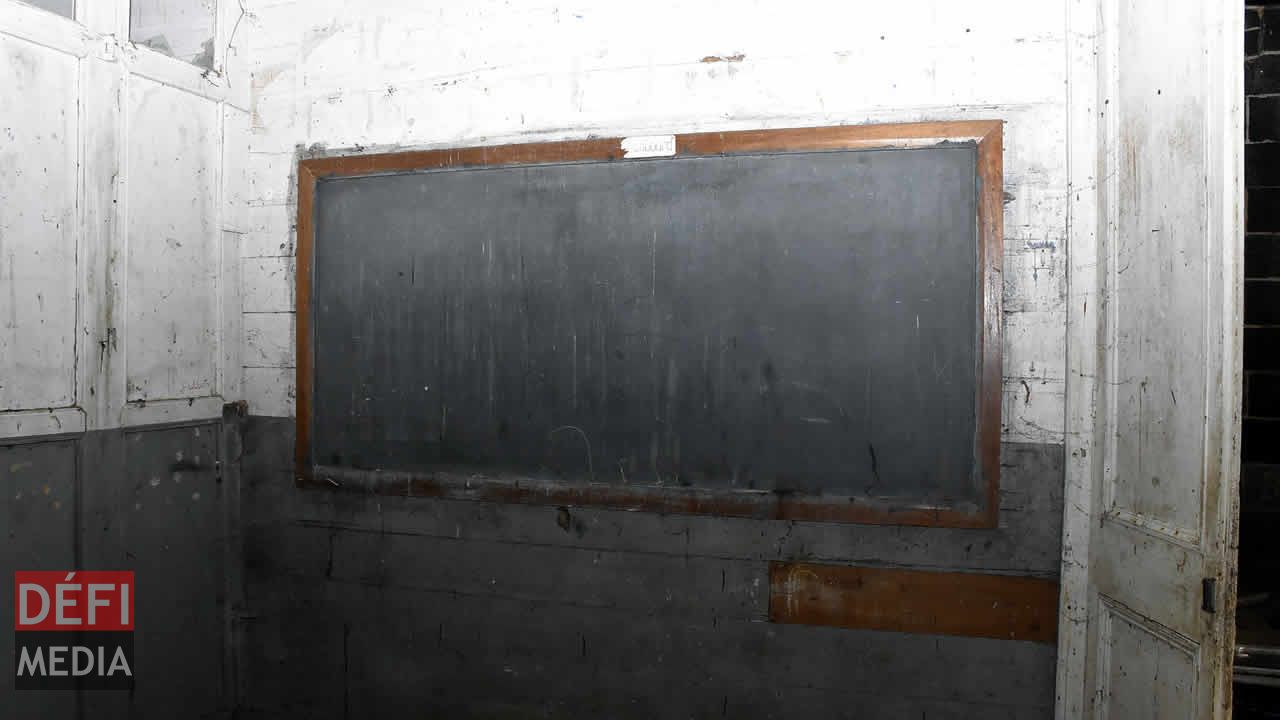 Le tableau noir d’une ancienne école au château Bénarès. Au mépris de l’Histoire