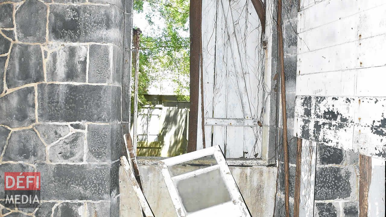 Des débris de fenêtres jonchant le sol. Au mépris de l’Histoire